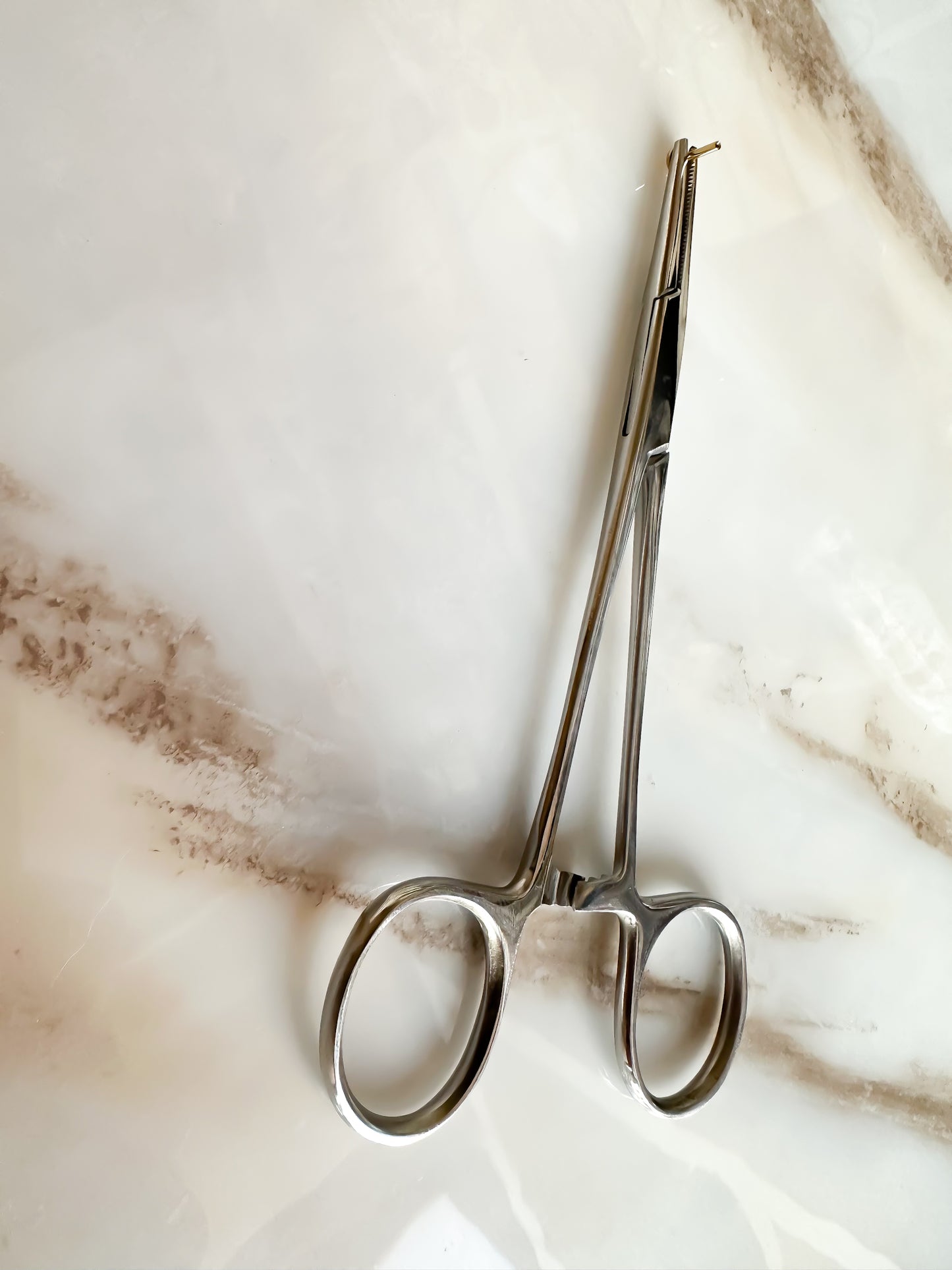 Pinza per piercing piatta