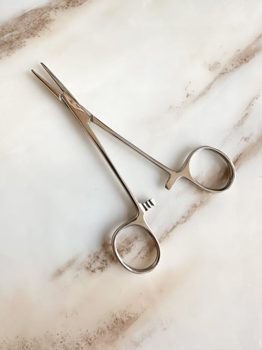 Pinza per piercing piatta